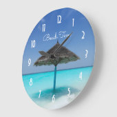 Landschaftlicher tropischer Strand mit Thatched Große Wanduhr (Winkel)