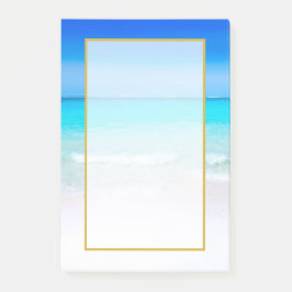 Landschaftlicher tropischer Strand mit türkisfarbe Post-it Klebezettel