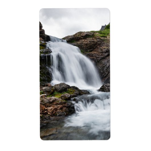 Landschaftlicher Wasserfall in einem kalten Fluss (Vorne)