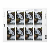 Landschaftlicher Wasserfall in einem kalten Fluss (Vorne)