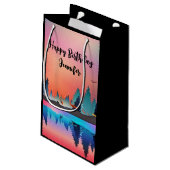 Landschaftlicher Wintersee mit Hirsch Kleine Geschenktüte (Rückseite Schrägansicht)