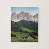 Landschaftliches Alpendorf Dolomiten Berge Puzzle (Vertikal)