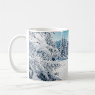 Landschaftliches Bild von Fichten. Frostiger Tag, Kaffeetasse