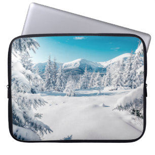 Landschaftliches Bild von Fichten. Frostiger Tag, Laptopschutzhülle