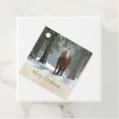 Landschaftliches Braunes Pferd in einem Winterwald Geschenkanhänger (Beispiel)