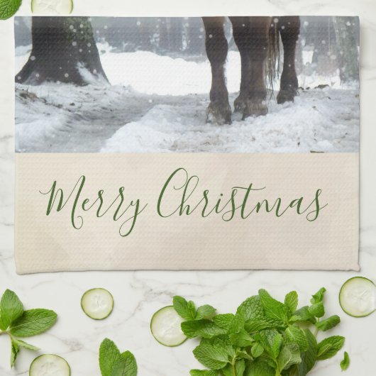 Landschaftliches Braunes Pferd in einem Winterwald Geschirrtuch (Gefaltet)