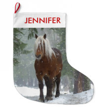 Landschaftliches Braunes Pferd in einem Winterwald