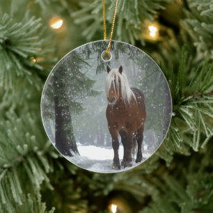 Landschaftliches Braunes Pferd in einem Winterwald Keramik Ornament