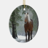 Landschaftliches Braunes Pferd in einem Winterwald Keramik Ornament (Rechts)