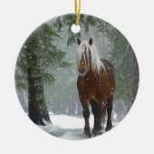 Landschaftliches Braunes Pferd in einem Winterwald Keramik Ornament (Vorne)