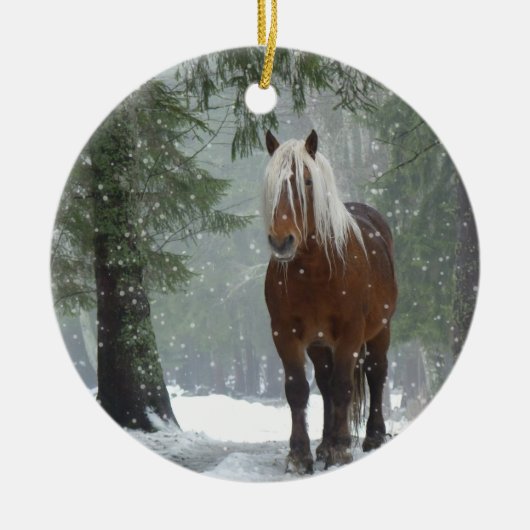 Landschaftliches Braunes Pferd in einem Winterwald Keramik Ornament (Vorne)