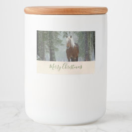 Landschaftliches Braunes Pferd in einem Winterwald Lebensmitteletikett