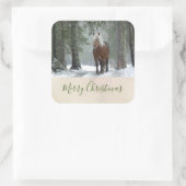 Landschaftliches Braunes Pferd in einem Winterwald Quadratischer Aufkleber (Tasche)