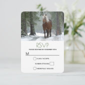 Landschaftliches Braunes Pferd in einem Winterwald RSVP Karte (Stehend Vorderseite)