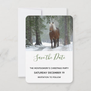 Landschaftliches Braunes Pferd in einem Winterwald Save The Date