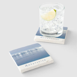 Landschaftliches Foto der Antarktis mit weißem Tex Steinuntersetzer