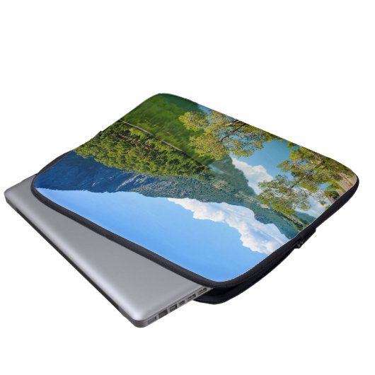 Landschaftliches Foto zur Reflexion über den See Laptopschutzhülle (Vorne Knopf)