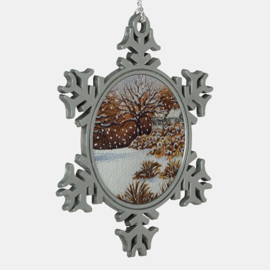 landschaftliches Schneebild ländlicher Hütten Schneeflocken Zinn-Ornament (Links)