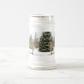 Landschaftliches Winterwald mit Zuhause für den Hi Bierglas (Mittel)