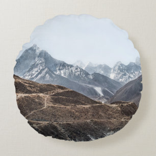 LANDSCHAFTSAUFNAHME VON BERGEN UNTER WEISSEN WOLKE RUNDES KISSEN
