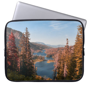 LANDSCHAFTSFOTO VON BÄUMEN IN DER NÄHE DES WASSERK LAPTOPSCHUTZHÜLLE
