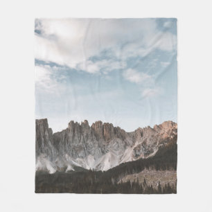 LANDSCHAFTSFOTOGRAFIE VON GRAU UND BROWN BERG FLEECEDECKE
