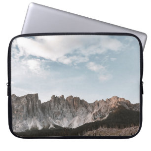LANDSCHAFTSFOTOGRAFIE VON GRAU UND BROWN BERG LAPTOPSCHUTZHÜLLE