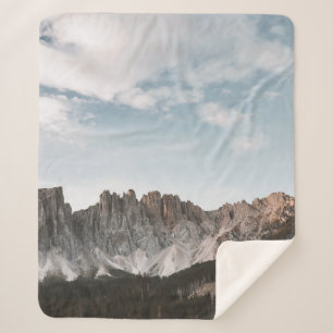 LANDSCHAFTSFOTOGRAFIE VON GRAU UND BROWN BERG SHERPADECKE