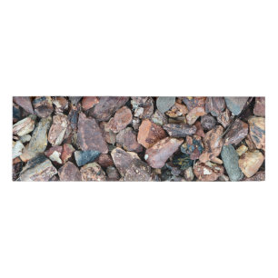 Landschaftsgestaltung des Lava-Felsen-Schutts und Namenschild