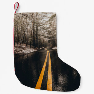 LANDSCHAFTSPOLITISCHES FOTO DER ASPHALTEN STRASSE KLEINER WEIHNACHTSSTRUMPF
