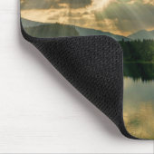 Landschaftsszene - See, Bäume, Berge und Himmel Mousepad (Ecke)