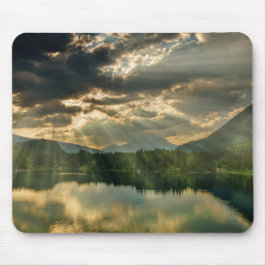 Landschaftsszene - See, Bäume, Berge und Himmel Mousepad