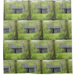 Landstall im Frühjahr Duschvorhang