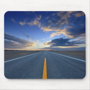 Landstraße am Sonnenaufgang-Tag Mousepad