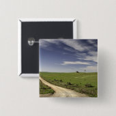 Landstraße, die zwischen Weizenfeldern twining Button (Vorne & Hinten)