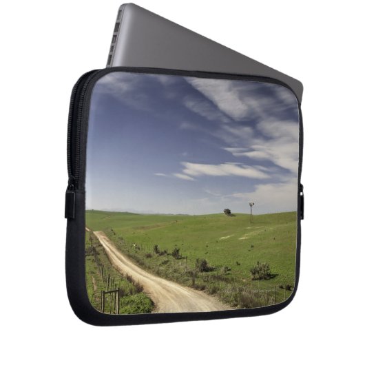 Landstraße, die zwischen Weizenfeldern twining Laptopschutzhülle (Vorne Rechts)