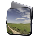 Landstraße, die zwischen Weizenfeldern twining Laptopschutzhülle (Vorderseite Links)