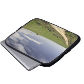 Landstraße, die zwischen Weizenfeldern twining Laptopschutzhülle (Vorne Knopf)