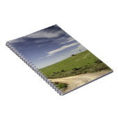 Landstraße, die zwischen Weizenfeldern twining Notizblock (Rechte Seite)