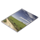 Landstraße, die zwischen Weizenfeldern twining Notizblock (Linke Seite)