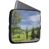 Landstraße, die zwischen Zypressenbäumen in Laptopschutzhülle (Vorne Rechts)