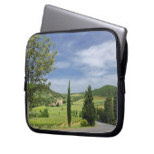 Landstraße, die zwischen Zypressenbäumen in Laptopschutzhülle (Vorderseite Links)