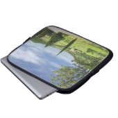 Landstraße, die zwischen Zypressenbäumen in Laptopschutzhülle (Vorne Knopf)