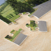 Landstraße, die zwischen Zypressenbäumen in Puzzle (Seite)