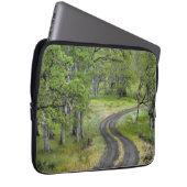 Landstraße durch Bäume, Oregon Laptopschutzhülle (Vorne Rechts)