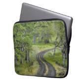 Landstraße durch Bäume, Oregon Laptopschutzhülle (Vorderseite Links)
