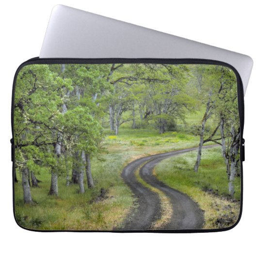 Landstraße durch Bäume, Oregon Laptopschutzhülle (Vorderseite)