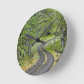Landstraße durch Bäume, Oregon Runde Wanduhr (Winkel)