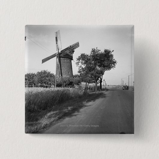 Landstraße und traditionelle Windmühle Button (Vorderseite)