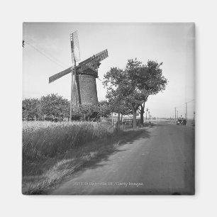 Landstraße und traditionelle Windmühle Magnet
